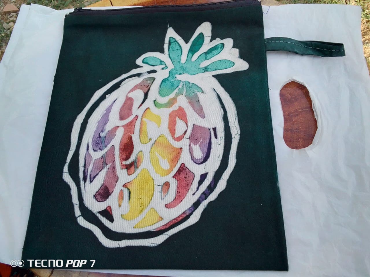 Batik makeup bag with pineapple pattern – Dark green batik makeup bag with multicolored fruit pattern