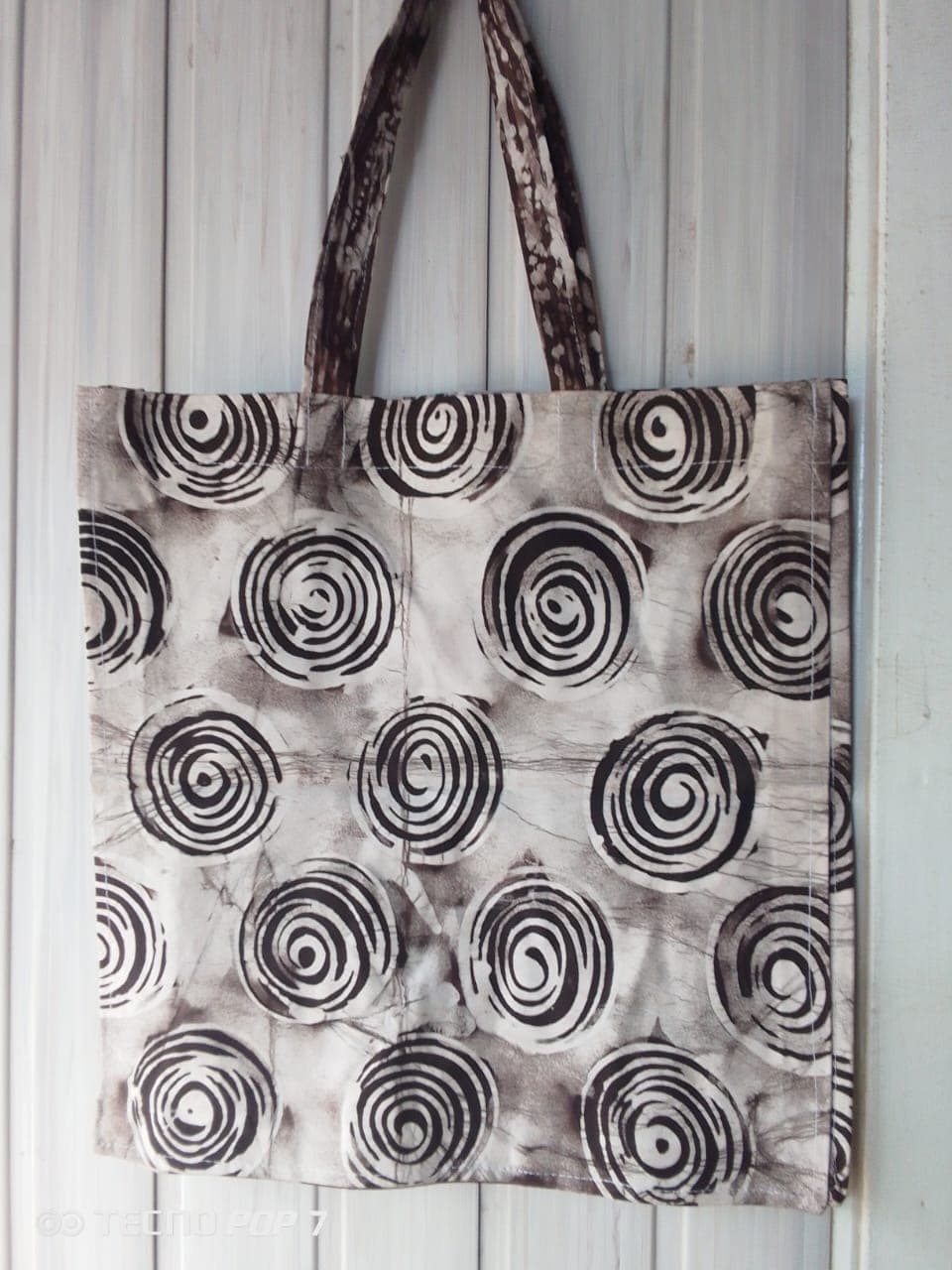 Faded tote bag with circular shaped print – Faded grey tote bag with cinnamon bun shaped patterns
