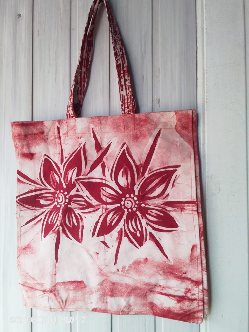 Tie-dye tote bag with a pop of two flowers – Tie-dye red and white tote bag with a pop of two red flowers