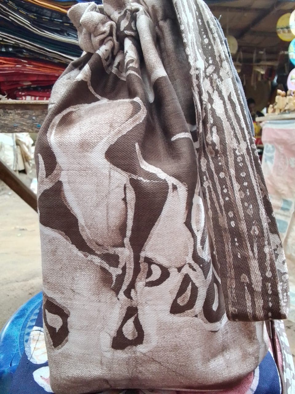 Brown picnic bag with animal print pattern – Brown and dull white picnic bag with animal print pattern