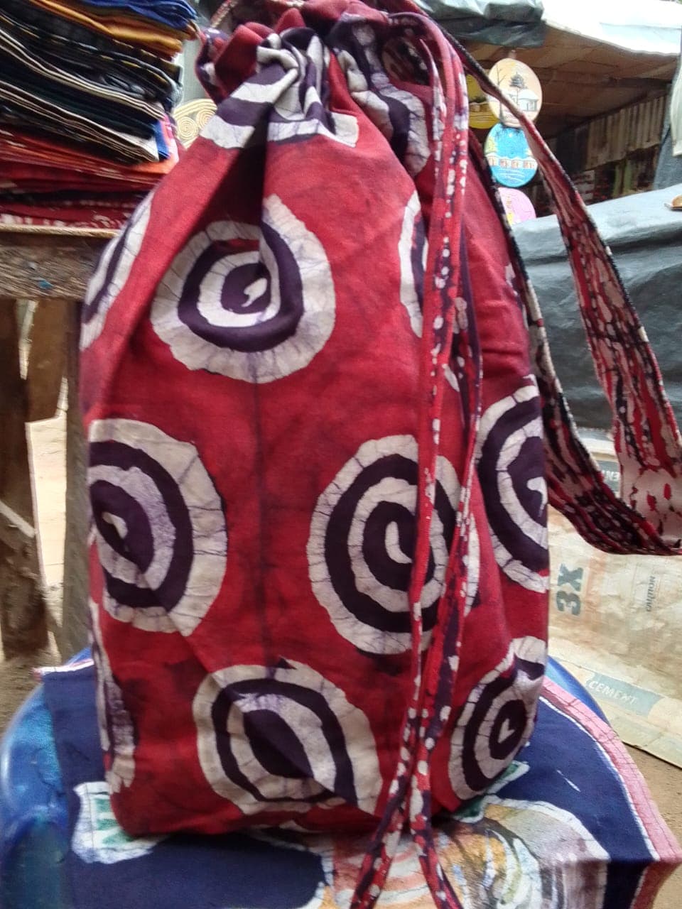 Picnic bag with brown and white swirl patterns – Red picnic bag with brown and white swirl patterns